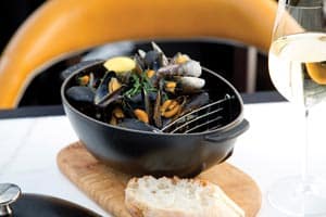 roaring-water-bay-rope-mussels-pot-with-bread